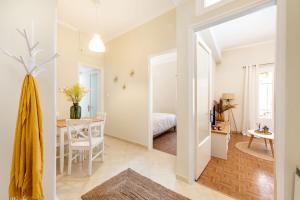 um pequeno apartamento com uma sala de jantar e um quarto em Callisto Apartment Corfu em Corfu Town