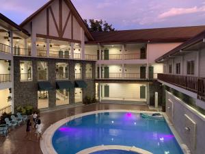 una gran piscina frente a un edificio en Sola Hotel, en Laoag