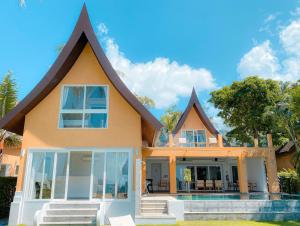 dom ze skośnym dachem w obiekcie Absolute Beachfront Pool Villa w mieście Ko Chang