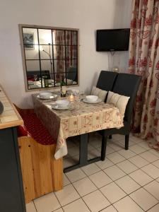 - une table à manger avec des assiettes et des verres dans l'établissement La Grangette - Morzine, à Morzine