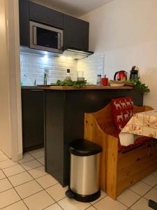 une cuisine avec un comptoir, un banc et un comptoir dans l'établissement La Grangette - Morzine, à Morzine