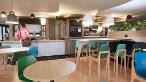 Lounge nebo bar v ubytování Holiday Inn - Bordeaux-Merignac, an IHG Hotel