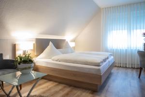 Postel nebo postele na pokoji v ubytování Hotel Zum kühlen Grunde