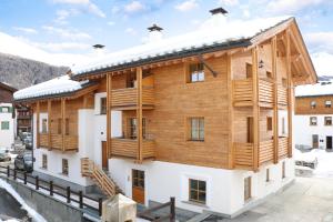 un gran edificio de madera con balcones de madera en Appartamenti Forhotel, en Livigno
