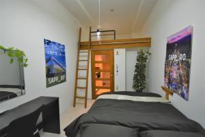 Tresor Misono - Vacation STAY 7905 في سابورو: غرفة نوم مع سرير بطابقين وسلم