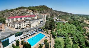 - une vue aérienne sur un complexe avec une piscine dans l'établissement Balneario de Fitero - Hotel Bécquer, à Fitero