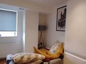 Una cama o camas en una habitación de Whole apartment 5 mins to East Croydon & concierge