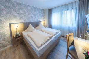 Postel nebo postele na pokoji v ubytování Hotel Zum kühlen Grunde + 20 fotografií