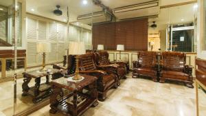 Istumisnurk majutusasutuses Peace Hotel by RedDoorz