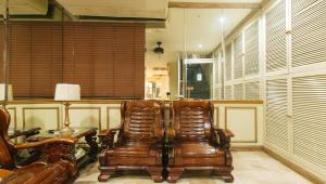 Istumisnurk majutusasutuses Peace Hotel by RedDoorz
