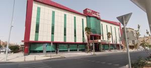 - un bâtiment dans une rue avec une rue dans l'établissement Meral Crown Hotel, à Riyad