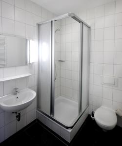e bagno con doccia, servizi igienici e lavandino. di Haus Venusberg Jugendbildungsstätte Bonn a Bonn