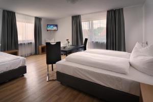 Postel nebo postele na pokoji v ubytování Hotel Gasthof Metzgerei Lamm