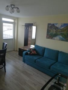 特羅揚的住宿－дом Тодор и Тота Мутевски，客厅配有蓝色的沙发和桌子