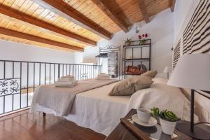 A bed or beds in a room at Salomone Apartments II by Wonderful Italy