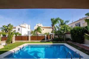 una piscina en el patio trasero de una casa en Modern beach villa with parking and private pool, en Torremolinos