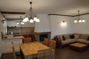 sala de estar con mesa y sofá en Villa Bignonia, en Varna