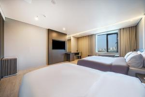 Katil atau katil-katil dalam bilik di Act Tourist Hotel