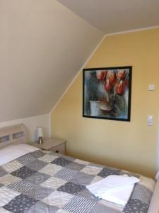 a bedroom with a painting of tulips on the wall at Mar Baltico in Zingst