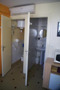 een kleine badkamer met een wastafel en een toilet bij Au Coeur de Bourg CSM in Courseulles-sur-Mer