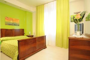 1 dormitorio con paredes verdes, 1 cama y vestidor en Siena Home And Sailing, en Siena