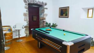 uma mesa de bilhar numa sala de estar com uma mesa de bilhar em Casa Rural Betraunea em Sumbilla