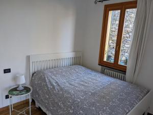 a bedroom with a bed and a window at Villa Olivari - apt il Melograno in Camogli