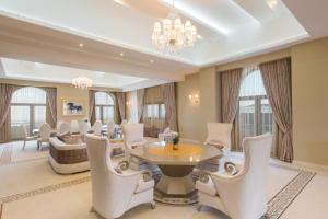 - un salon avec une table et des chaises dans l'établissement Gabala Garden Hotel, à Qabala