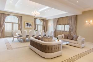 - un salon avec un canapé et une table dans l'établissement Gabala Garden Hotel, à Qabala