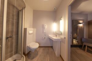 Koupelna v ubytování Hôtel Nancy Gare-Congrés + 12 fotografií