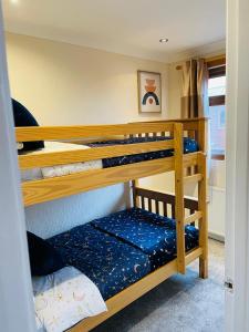 Двох'ярусне ліжко або двоярусні ліжка в номері #3 Delightful 3 bedroom lodge - holiday home, No Hot tub