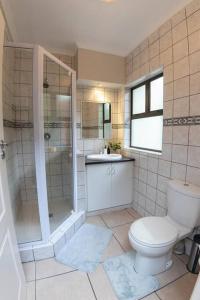 un bagno con wc, doccia e lavandino di Marula Mews T17 Villa - Selborne Golf Estate a Kelso Altre 9 foto