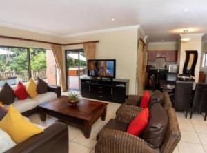 Zona d'estar a Marula Mews T17 Villa - Selborne Golf Estate