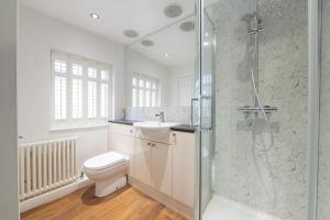 La salle de bains est pourvue d'une douche, de toilettes et d'un lavabo. dans l'établissement Besford Square, Shrewsbury Town, à Shrewsbury