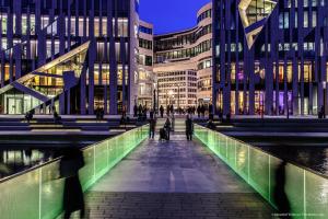 eine Gruppe von Gebäuden in einer Stadt bei Nacht in der Unterkunft Hotel Kö59 Düsseldorf - Member of Hommage Luxury Hotels Collection in Düsseldorf + 53 Fotos