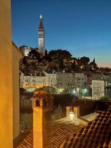 Nespecifikovaný výhled na destinaci Rovinj nebo výhled na město při pohledu z apartmánu