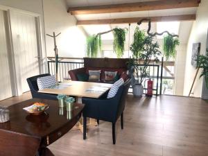 un soggiorno con tavolo e sedie di B&B Het Nijenhuis a Diffelen