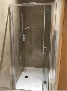 W łazience znajduje się prysznic ze szklanymi drzwiami. w obiekcie Luxurious Studio Apartment in Fahan Co Donegal w mieście Fahan