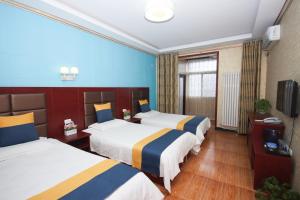 Una cama o camas en una habitación de One Meter Sunshine Hotel Xi'an Xianyang International Airport Flagship Store