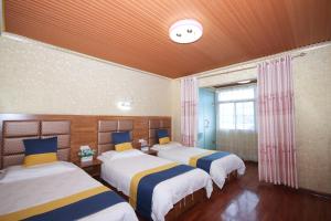 Una cama o camas en una habitación de One Meter Sunshine Hotel Xi'an Xianyang International Airport Flagship Store