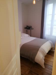 a bedroom with a bed and a window at MAGNIFIQUE ESCALE POITEVINE. THE PLACE TO BE in Poitiers