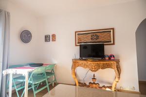 A television and/or entertainment centre at Apartamento en Ronda Ocho Caños con Wifi