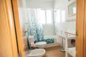 A bathroom at Apartamento en Ronda Ocho Caños con Wifi