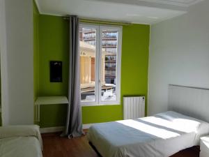 Habitación verde con cama y ventana en Russafa Youth Hostel en Valencia