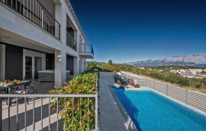 Luxury Authentic Experience at Villa Marta 부지 내 또는 인근 수영장 전경