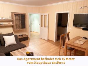 Televízia a/alebo spoločenská miestnosť v ubytovaní Zum Alten Hafen
