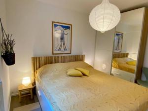 une chambre avec un lit et un grand miroir dans l'établissement TRILOCALE SULLE PISTE Appena RISTRUTTURATO, à Sauze dʼOulx