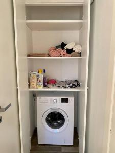 un petit placard avec un lave-linge. dans l'établissement TRILOCALE SULLE PISTE Appena RISTRUTTURATO, à Sauze dʼOulx