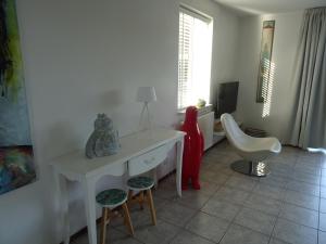 een kamer met een tafel, een stoel en een wastafel bij Kustverhuur, Park Scheldeveste, Zwin 005 in Breskens