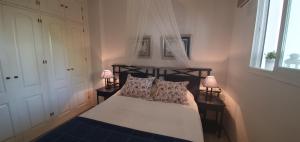 A bed or beds in a room at Apartamento Auténtico Playa Még 17 kép